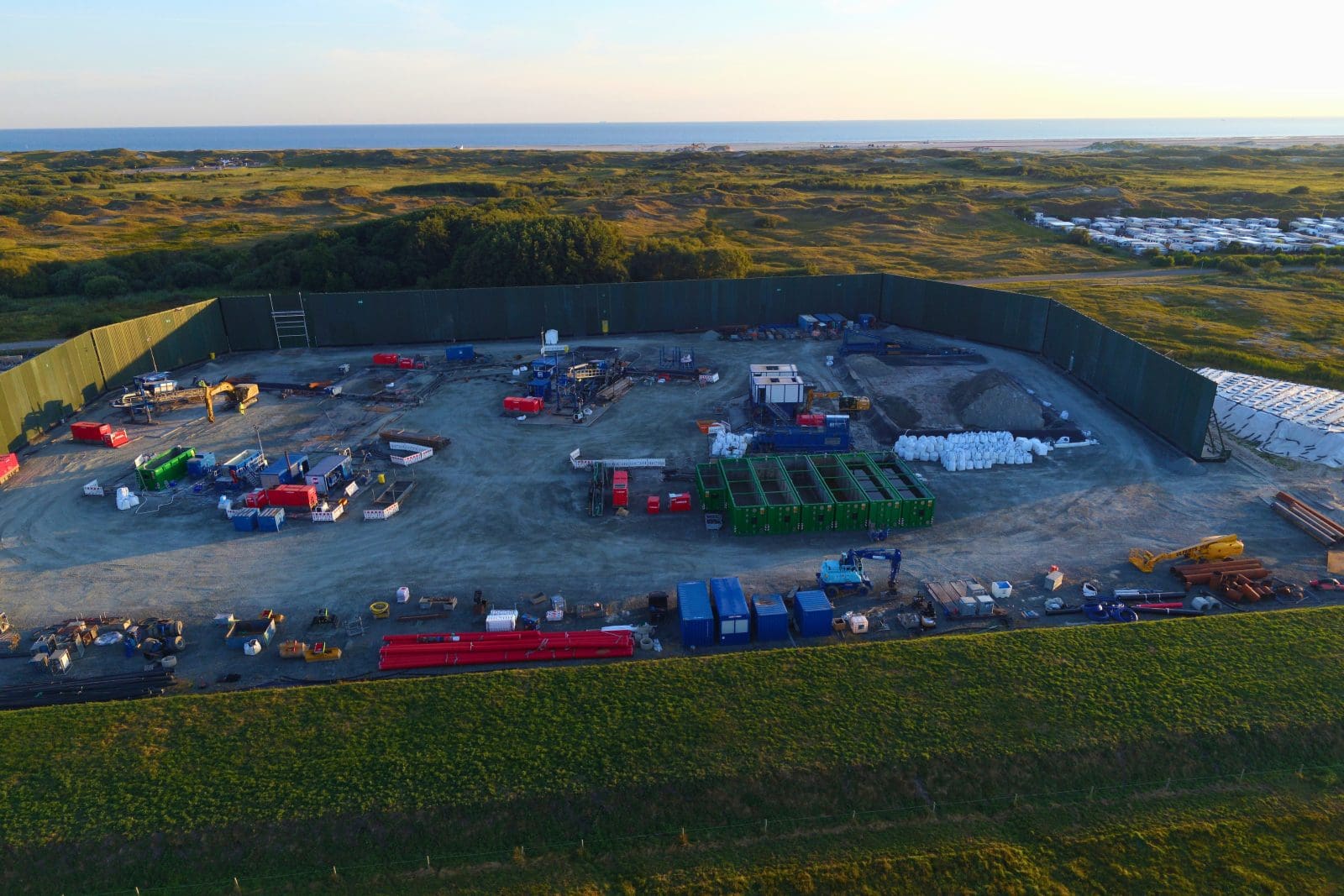 Luftbild der zentralen Baustelleneinrichtungsfläche „Am Leuchtturm“ auf Norderney (Blickrichtung Norden) aus dem August 2026 (LMR Drilling GmbH 2026)