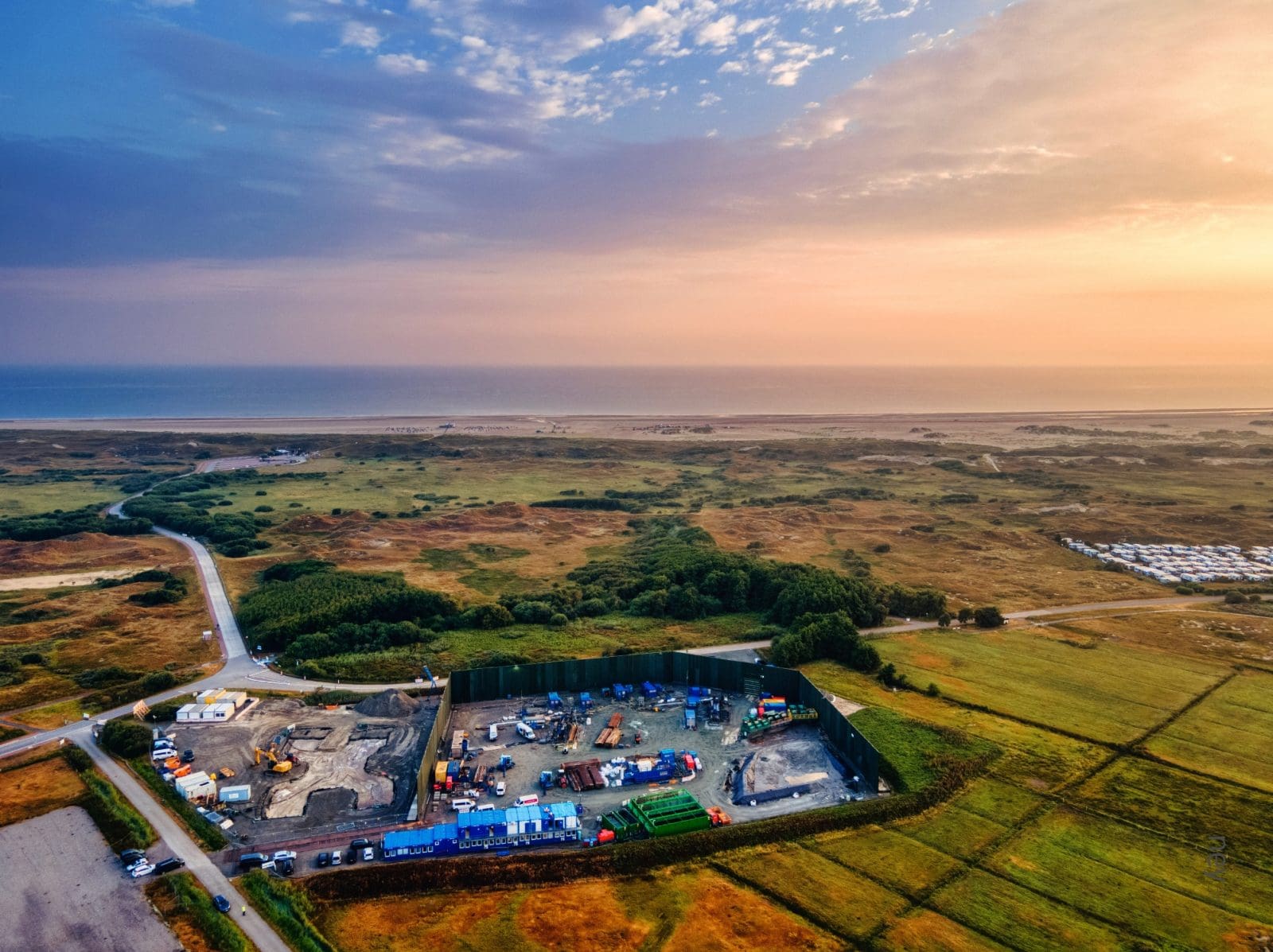 Aufnahme aus dem August 2022:links im Bild die Baustelle der Kabelinstallation DolWin6 und rechts die Baustelleneinrichtungsfläche für die HDD-Bohrungen BD4 auf Norderney (Blickrichtung Norden)